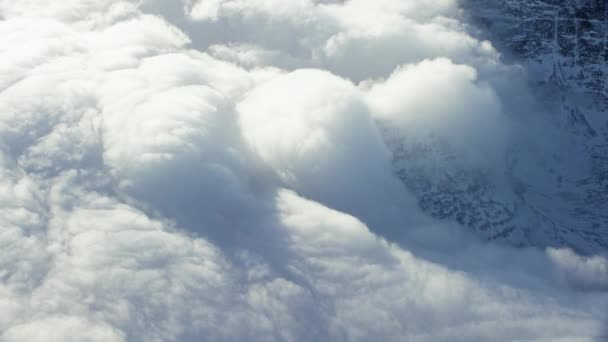 北の曇りと雪に覆われた山区域 — ストック動画