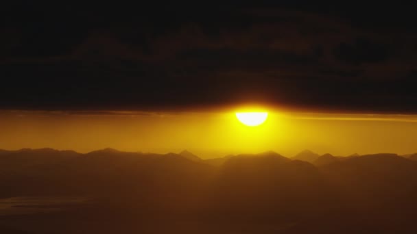 Le soleil de minuit dans le nord arctique 