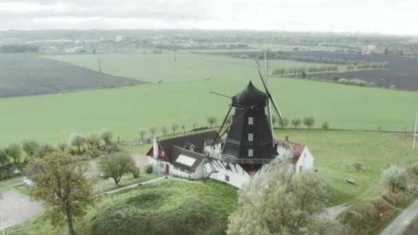 Eine Windmühle Süden Schwedens — Stockvideo