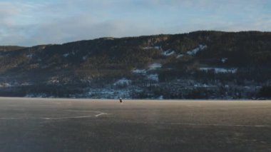 Norveç'te donmuş gölde buz pateni