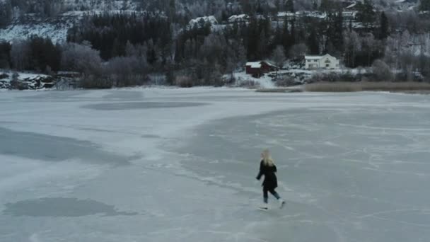 Patinaje Sobre Hielo Lago Congelado Noruega — Vídeos de Stock