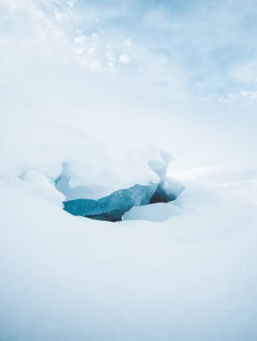 Norveç'te bir göl kenarında kırık buz