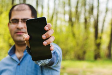 adam bir uzanmış el ile belgili tanımlık telefon ile