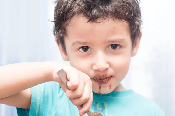 Niño Años Come Pasta Chocolate Con Una Cuchara —  Fotos de Stock