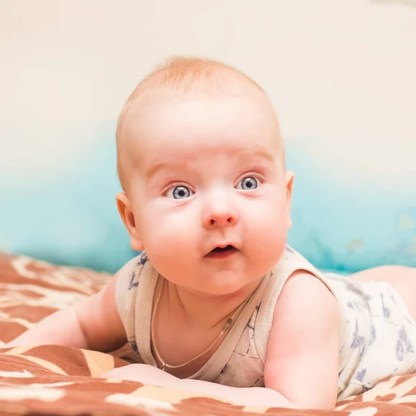 Bebê Meses Deitado Sua Barriga Cama — Fotografia de Stock