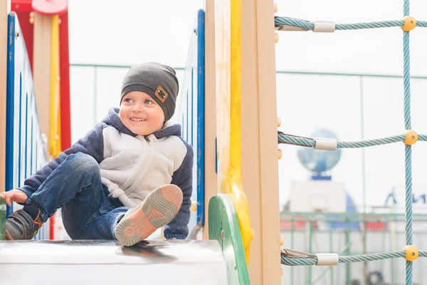 Junge Reitet Auf Kinderrutsche — Stockfoto