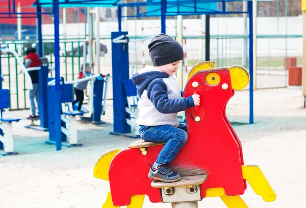 Jähriger Junge Reitet Auf Dem Spielplatz — Stockfoto