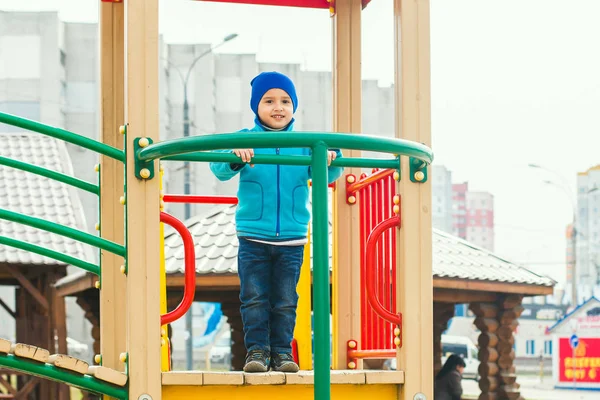 Junge Spielt Frühjahr Auf Dem Spielplatz — Stockfoto