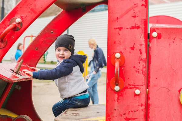 Dreijähriger Junge Sitzt Spielzeugauto Auf Spielplatz — Stockfoto