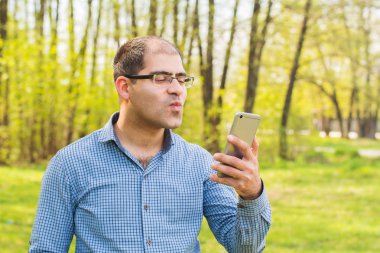 adamı öpmek video çağrısı gönderir