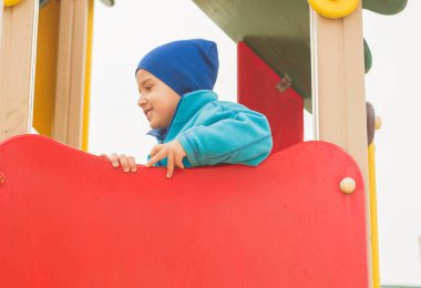 Çocuk parkta baharda çalış.