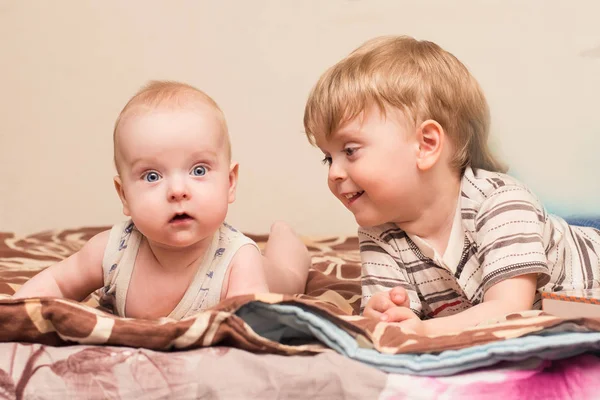 Dois Meninos Loiros Deitar Cama Seu Estômago — Fotografia de Stock