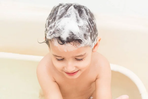 Chico Pelo Oscuro Lava Cabeza Con Champú —  Fotos de Stock