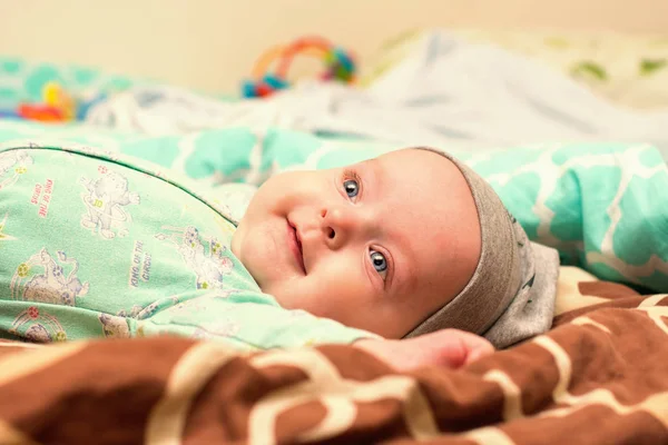 Charmoso Bebê Sorri Enquanto Deitado Costas — Fotografia de Stock