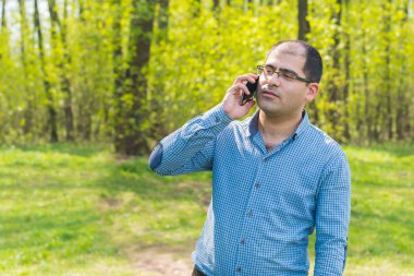 demirhanede arka planda telefonda konuşan adam