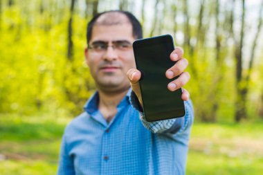 adam bir uzanmış el ile belgili tanımlık telefon ile