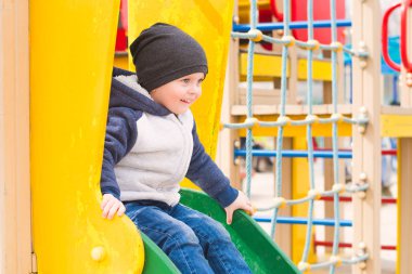 çocuk çocuk slayt üzerinde sürme
