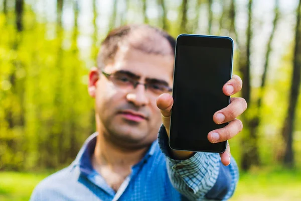 Mannen Med Utsträckt Hand Med Telefonen — Stockfoto