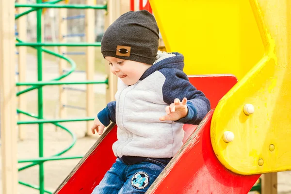 Junge Reitet Auf Kinderrutsche — Stockfoto