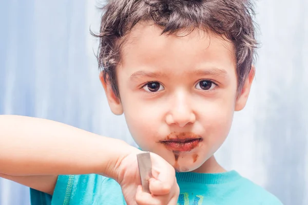 Gammel Gutt Spiser Sjokoladepasta Med Skje – stockfoto