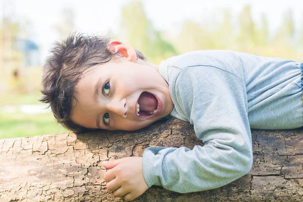 Chico Años Muestra Muecas Aire Libre — Foto de Stock