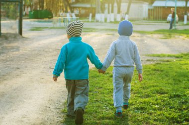  2 erkek arkadaş el ele gider  