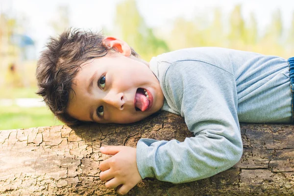 Chico Años Muestra Muecas Aire Libre — Foto de Stock