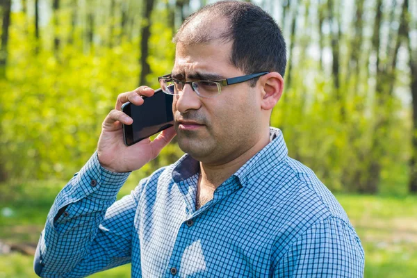 Homem Excitadamente Falando Telefone Livre — Fotografia de Stock