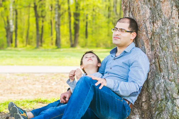 Батько Син Сидять Під Великим Деревом — стокове фото