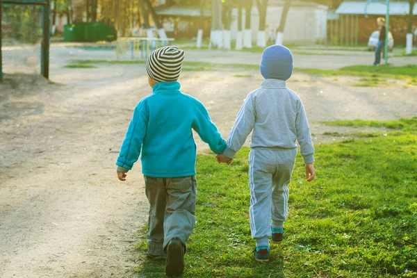  2 erkek arkadaş el ele gider  