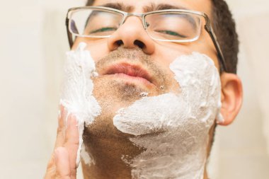 Gözlük Kafkas Milliyet adam yüzünü tıraş