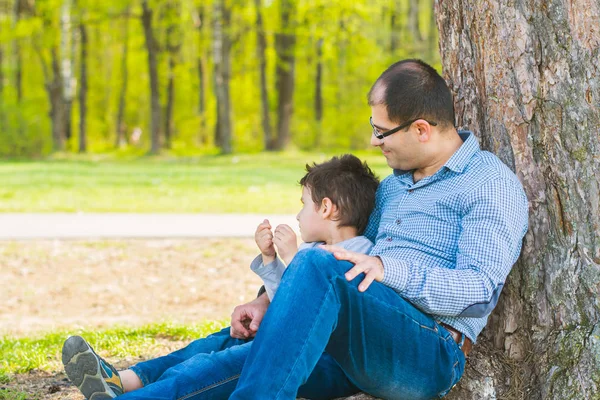 Otec Syn Sedí Pod Velkým Stromem — Stock fotografie