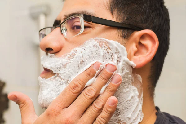 Man Glazen Kaukasische Nationaliteit Scheert Zijn Gezicht — Stockfoto