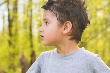 doğal bir arka plan üzerinde 4 yaşında bir çocuk portresi