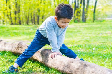 esmer çocuk bir oturum açma yaz aylarında çalış.