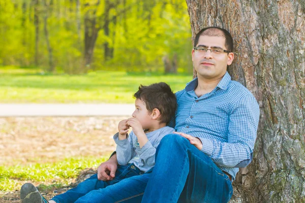 Otec Syn Sedí Pod Velkým Stromem — Stock fotografie