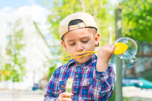 Мальчик Года Кепке Выдувая Мыльные Пузыри Открытом Воздухе — стоковое фото