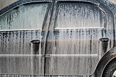 Araba yıkama maddesi ile yakın çekim