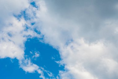 gökyüzünde güzel bulutlar, alttan görünüm