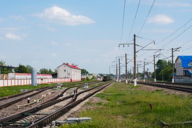 raylar yaz aylarında küçük bir kasabada