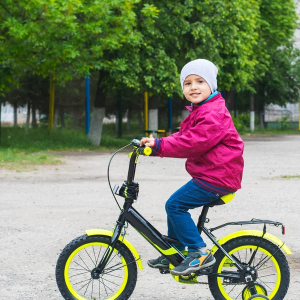 Мальчик Учится Ездить Велосипеде — стоковое фото