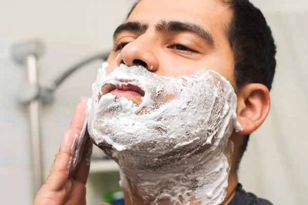 Middelbare Leeftijd Man Scheert Zijn Gezicht Badkamer — Stockfoto