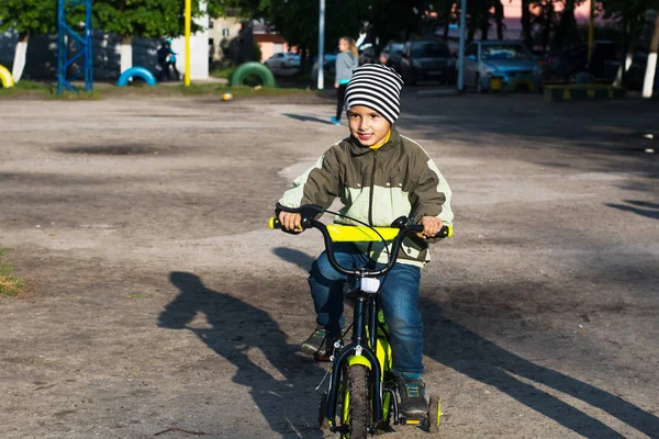 庭で自転車に乗っている少年 — ストック写真