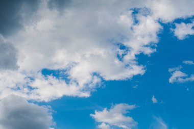 gökyüzünde güzel bulutlar, alttan görünüm