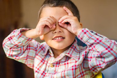 Çocuk mesafe içine gözlük onun elinde hale görünüyor