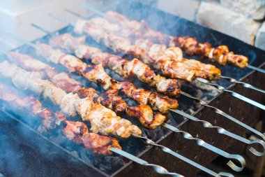 Barbekü ızgara yakın çekim üzerinde