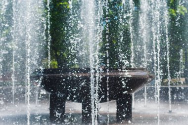 sıcak yaz gününde çeşmeden sprey