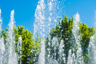 sıcak yaz gününde çeşmeden sprey