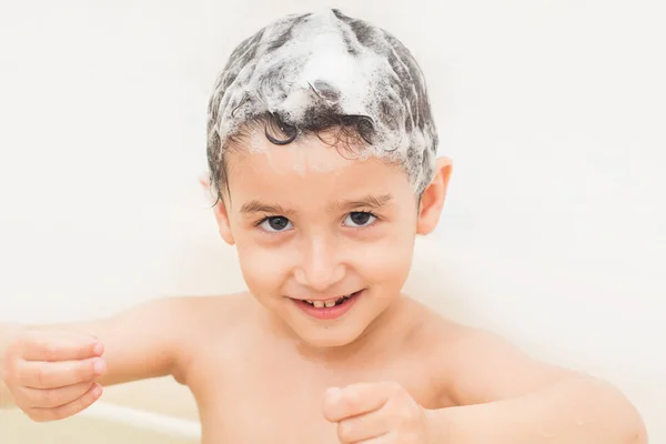 黑发男孩洗头用洗发水 — 图库照片