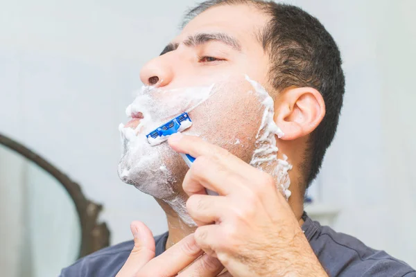 Middelbare Leeftijd Man Scheert Zijn Gezicht Badkamer — Stockfoto